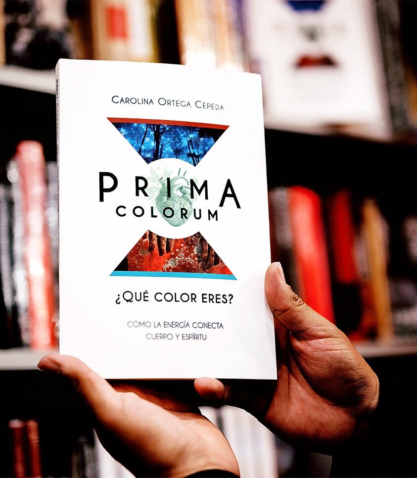 Home 2 Portada de la novela Prima Colorum sobre la conexión cuerpo-espíritu a través del color rojo, verde y azul.